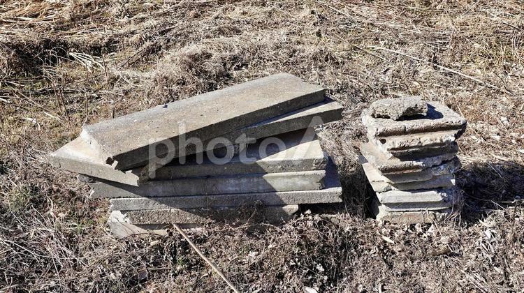 雑草に覆われた冬の野原に置かれたブロック コンクリート,ブロック,野原の写真素材