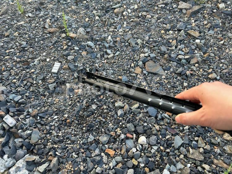 トングを使ってゴミ拾いをする人 ゴミ拾い,砂利,清掃の写真素材