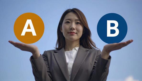 選択肢を提示する女性 選択肢を提示する女性の写真