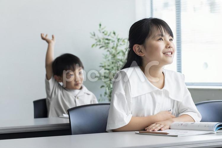 笑顔で勉強する小学生　student  塾,学習塾,習い事の写真素材