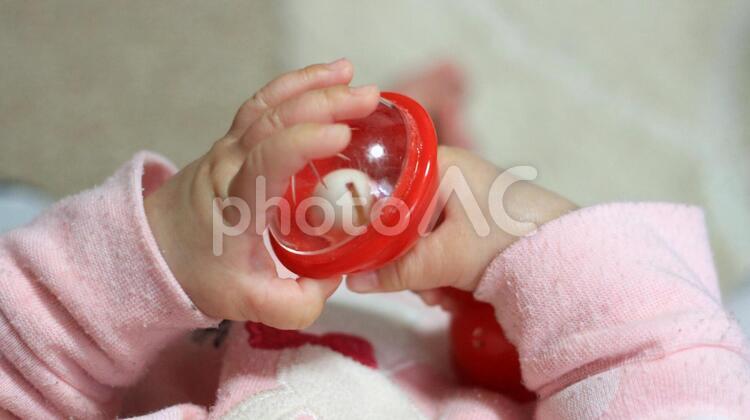 おもちゃを握る赤ちゃん 赤ちゃん,おもちゃ,手の写真素材