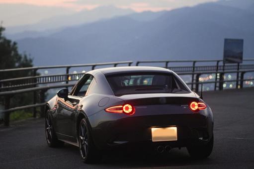 夕暮れとスポーツカー 夕暮れとスポーツカーの写真