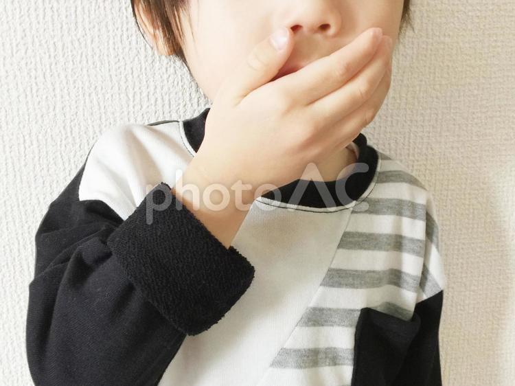 口元を手で覆う(あくび・咳・驚き) 咳,あくび,驚きの写真素材