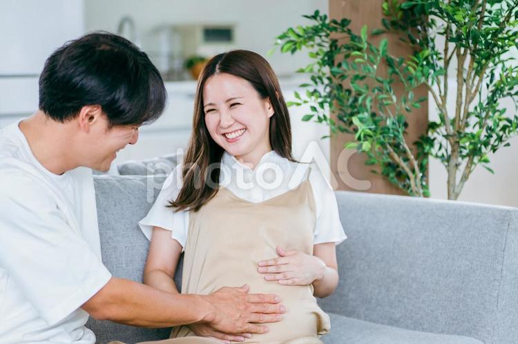 お腹を触る男性と妊婦 妊婦,赤ちゃん,夫婦の写真素材