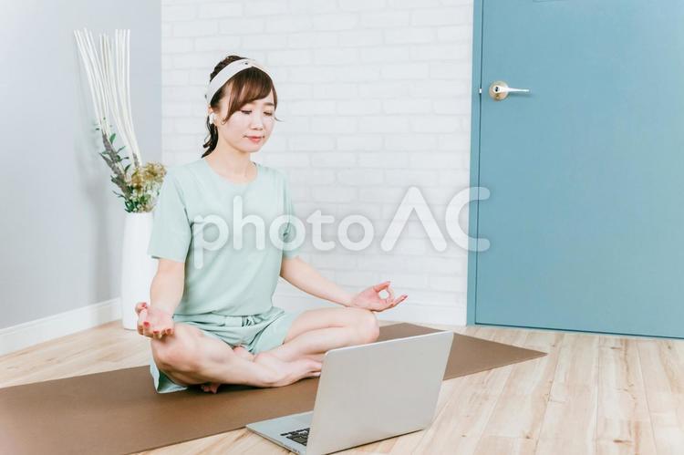 オンラインヨガをするおしゃれな日本人女性 オンラインヨガ,ヨガ,女性の写真素材