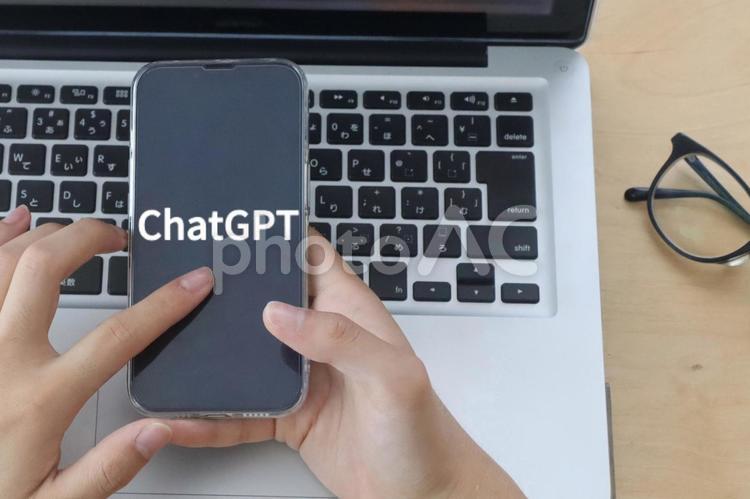 スマホを持つ男性　ChatGPTイメージ チャットgpt,chatgpt,チャットボットの写真素材