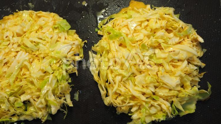 お好み焼きを焼く・キャベツ お好み焼き,ホットプレート,焼くの写真素材