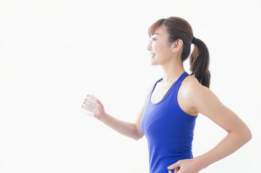 水分を摂取するスポーツウェアの女性 水分を摂取するスポーツウェアの女性 白バック,水分不足,吸収の写真素材