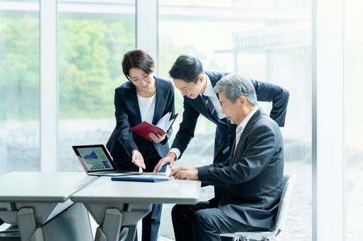 打ち合わせするビジネスマン ビジネスパーソン,打ち合わせ,笑顔の写真素材