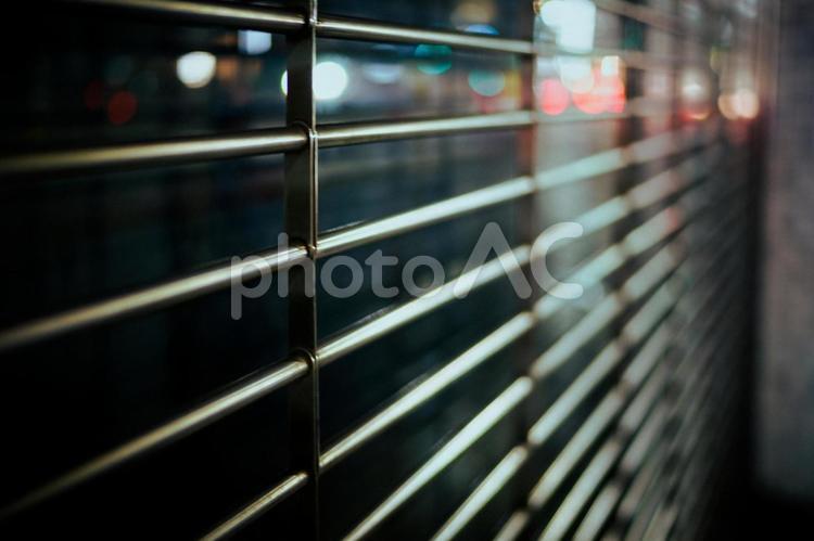金属製のフェンスと夜景 フェンス,金属製,夜景の写真素材