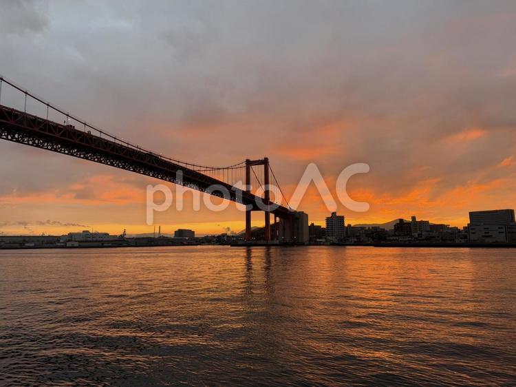 明け方の若戸大橋と北九州の街並み 光,海峡,景色の写真素材