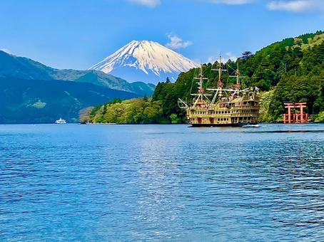 富士山と芦ノ湖の海賊船と鳥居 富士山と芦ノ湖の海賊船と鳥居 芦ノ湖,箱根,湖畔の写真素材