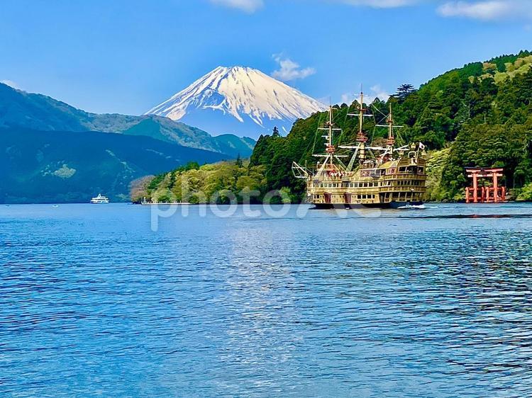 富士山と芦ノ湖の海賊船と鳥居 芦ノ湖,箱根,湖畔の写真素材