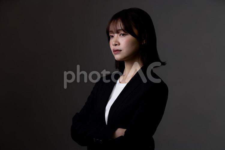 ビジネスウーマン　黒バック 女性,ビジネスウーマン,考えるの写真素材