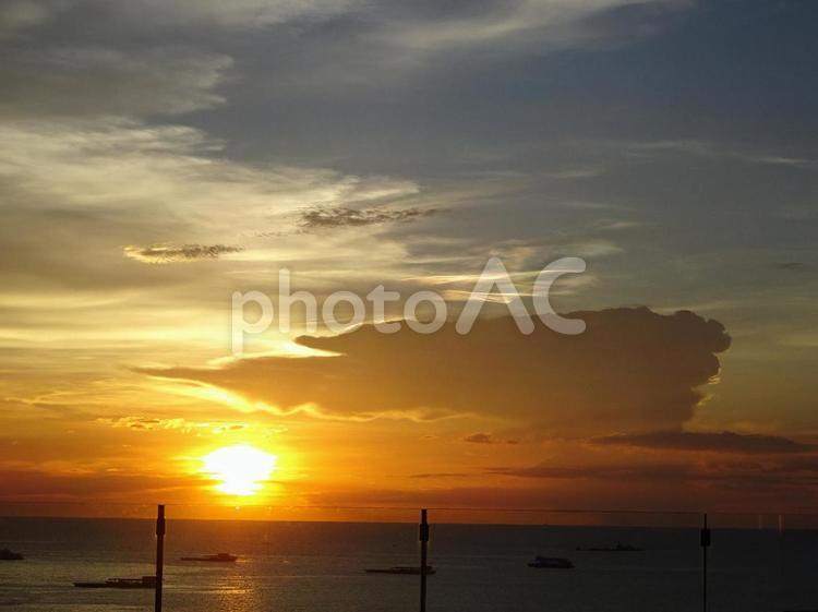 海と夕日 海,夕日,雲の写真素材
