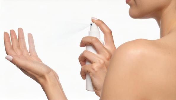 肌とスプレーが描く清涼感の写真