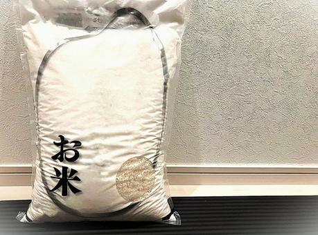 立てて置かれた米袋(左寄せ) 立てて置かれた米袋(左寄せ)の写真