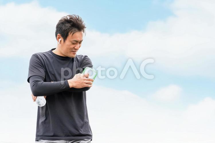 スマホのフィットネスアプリを使う男性 運動,スマホ,心拍数の写真素材