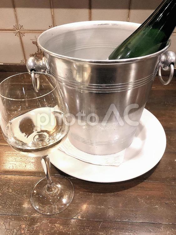 ワインクーラーとワイングラス ワイン,白ワイン,ワインクーラーの写真素材