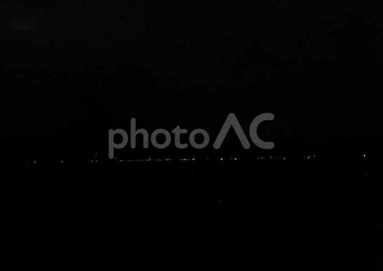 夜の闇の、かすかな建物の光 光,海,夜の写真素材