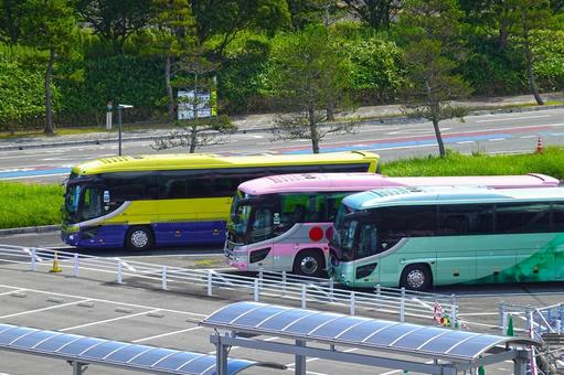 空港駐車場に待機中の観光バス 空港駐車場に待機中の観光バス 観光バス,バス,空港の写真素材