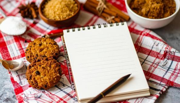 キッチンのテーブルの上のメモ帳とペンの写真