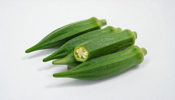 白い背景にオクラの写真