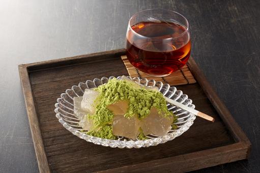 わらび餅【抹茶】とほうじ茶 わらび餅【抹茶】とほうじ茶の写真