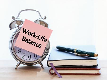 ワークライフバランスを考慮して帰ります。 ワークライフバランス,時計,時間の写真素材