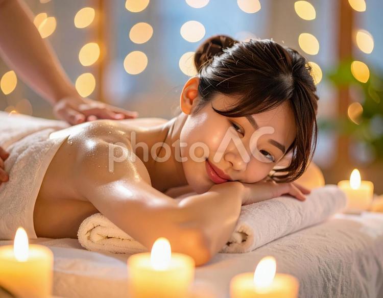 エステでボディマッサージされる女性 エステ,女性,ボディマッサージの写真素材