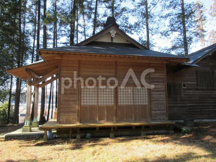 那須烏山・神長神社本殿を横から見る 建物,神社,寺社仏閣の写真素材