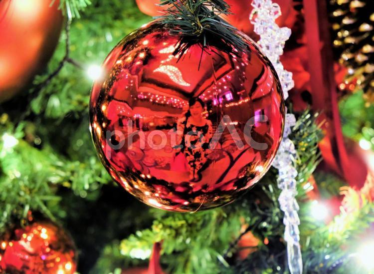 赤いオーナメントの中の女性 女性,オーナメント,クリスマスの写真素材