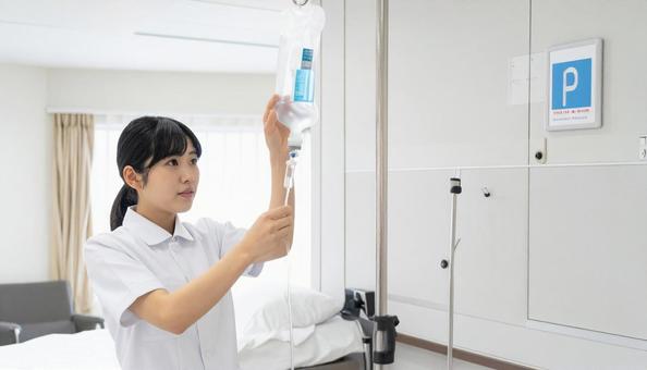 輸液ポンプの点検をする日本人看護師 輸液ポンプの点検をする日本人看護師の写真
