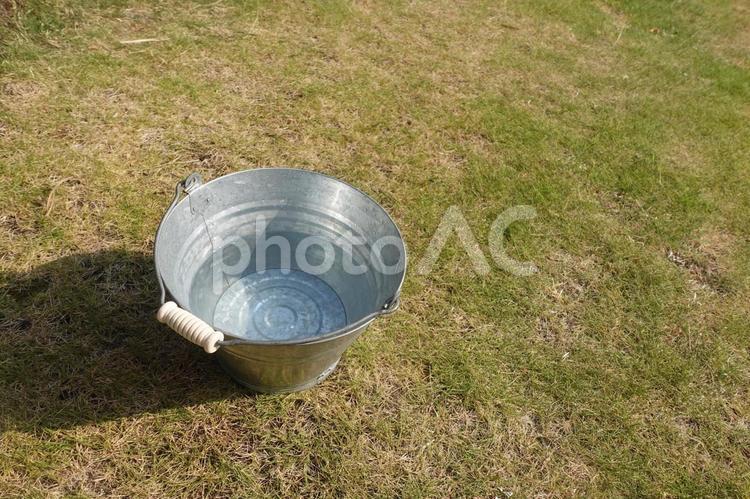 水が入ったバケツ バケツ,水,火消しの写真素材