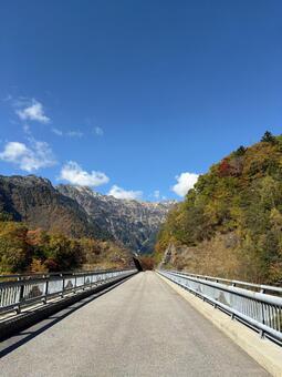 山へ続く道と秋の風景 山道,紅葉,秋の写真素材