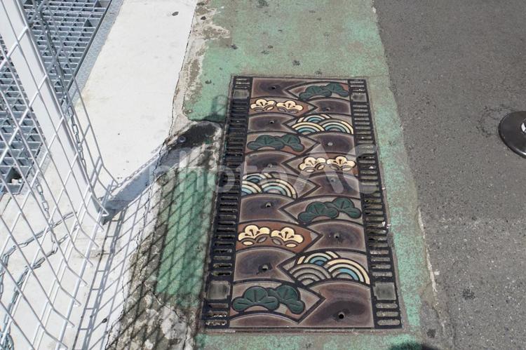 小田原のデザインされた側溝の蓋 側溝の蓋,デザイン,小田原の写真素材