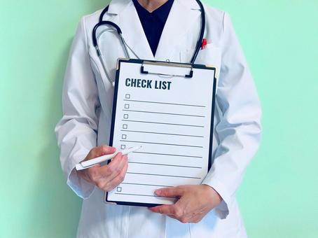 チェックリストを持って説明する医師 チェックリスト,医者,医師の写真素材