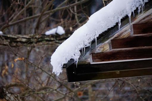 屋根に積もった雪と氷柱 氷柱,つらら,雪の写真素材