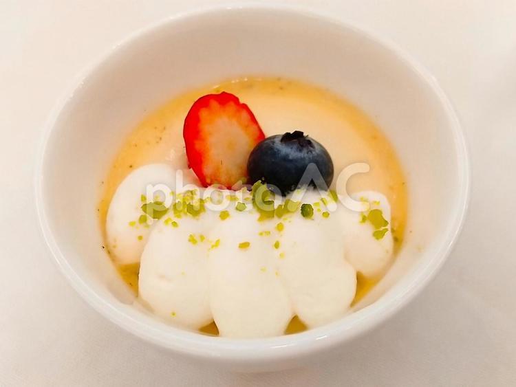 ふわふわクリームたっぷり！ご褒美プリン プリン,ホイップクリーム,いちごの写真素材