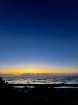 太平洋の朝焼け JR日立駅前の写真