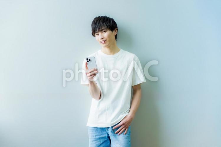 スマホを操作する若い男性 スマホ,笑顔,若いの写真素材