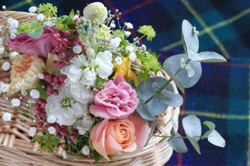 ナチュラルな花カゴ チェック柄の背景 フラワーアレンジメント,花,ブーケの写真素材