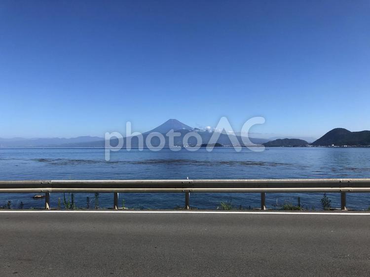 初夏の富士山　青い海　青い空 初夏の富士山,駿河湾,青い海の写真素材