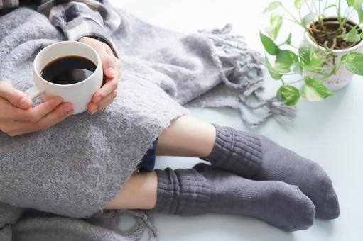 コーヒーを飲む女性 冷え性イメージ コーヒーを飲む女性 冷え性イメージ コーヒー,ホット,冷え性の写真素材