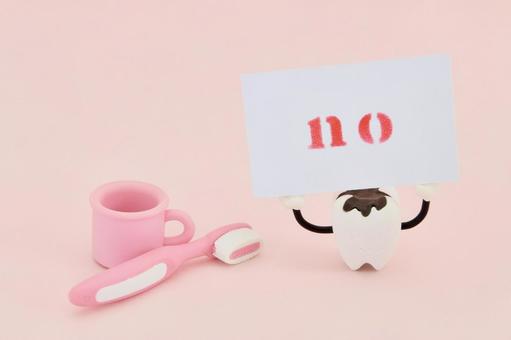 NOを掲げる虫歯とミニチュア歯ブラシ NOを掲げる虫歯とミニチュア歯ブラシ 歯,no,虫歯の写真素材