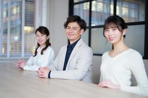 横に並び座る男女 横に並び座る男女 男女,笑う,笑顔の写真素材