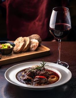 赤ワインとビーフシチュー(ポスター用) ビーフシチュー,シチュー,赤ワインの写真素材