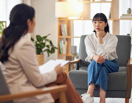 カウンセリングで受ける女性の写真