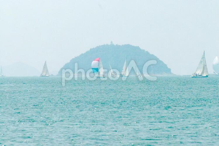 ヨットの浮かぶ風景 夏,ヨット,海の写真素材