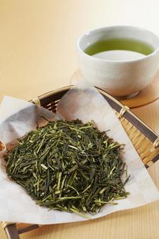 茶葉と緑茶 茶葉と緑茶の写真